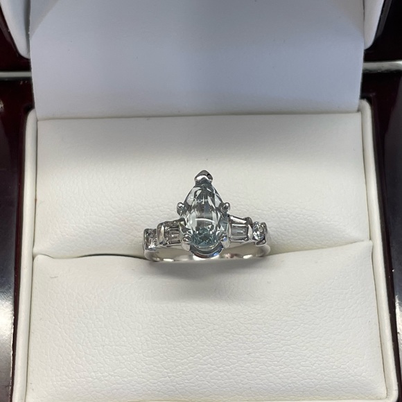 18K white gold aquamarine ring with side diamonds. - Picture 4 of 15